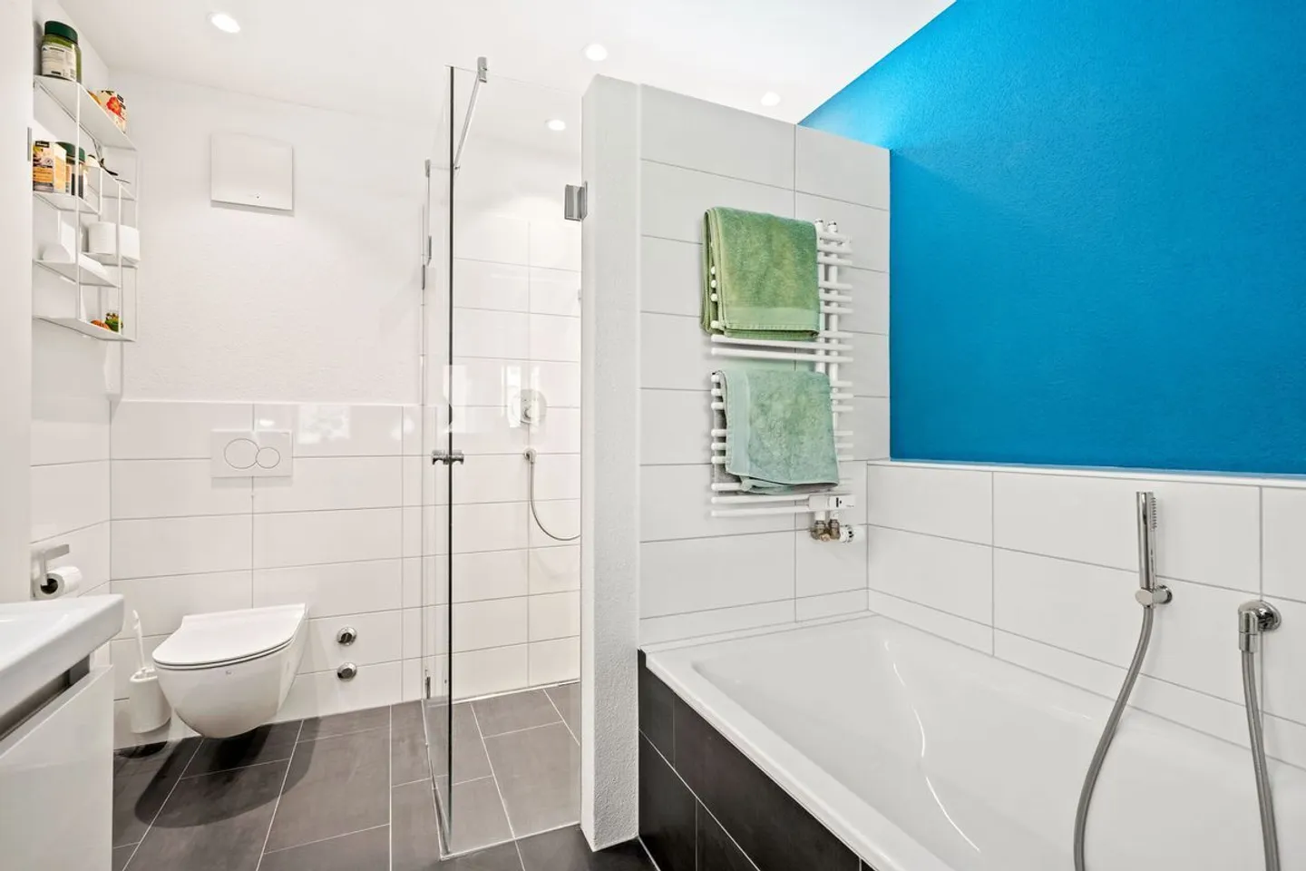 Charmante appartement en attique de 4,5 pièces avec vue imprenable sur le lac - Photo 9 sur 13