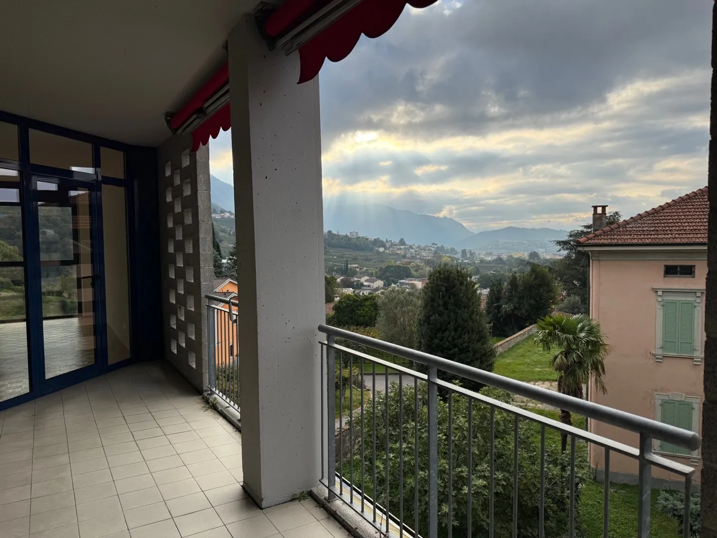 Bellissimo appartamento di 4.5 stanze in una posizione molto comoda e tranquilla con vista sui vigneti - Foto 4 di 12
