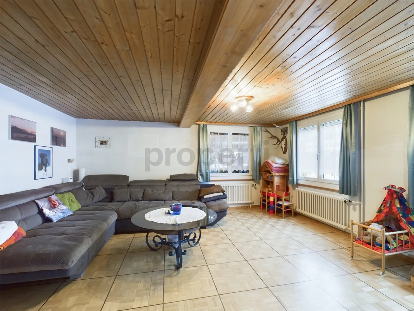 Zuhause mit Zusatznutzen - grosszügige 5.5-Zimmer-Wohnung &amp; Mieteinnahmen im Erdgeschoss - Foto 2 von 13