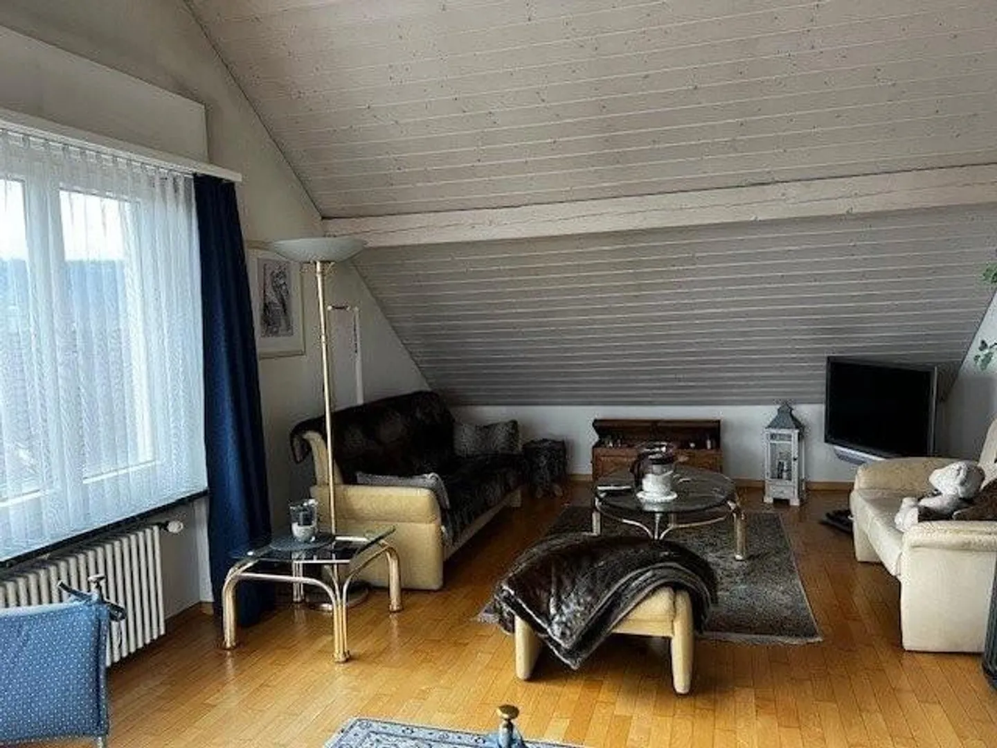 Charmante Dachwohnung mit Aussicht - Foto 3 von 8