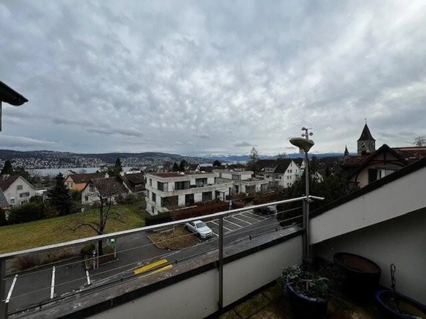 Charmante Dachwohnung mit Aussicht - Foto 1 von 8