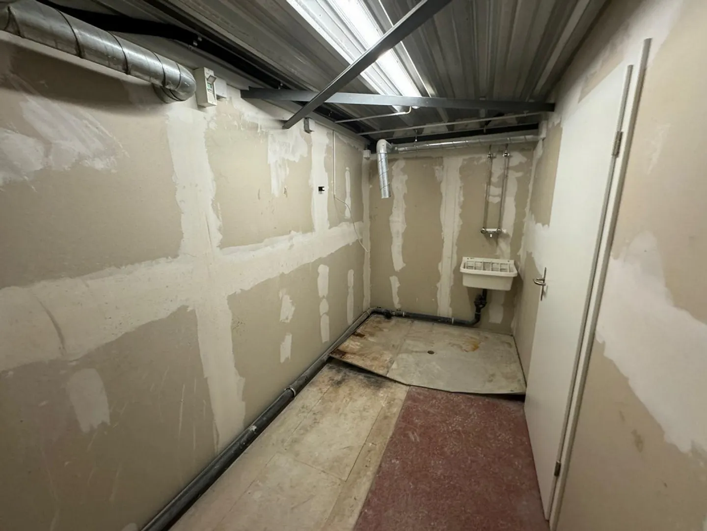 Spazio di magazzino / commerciale in una posizione favorevole - Foto 9 di 10