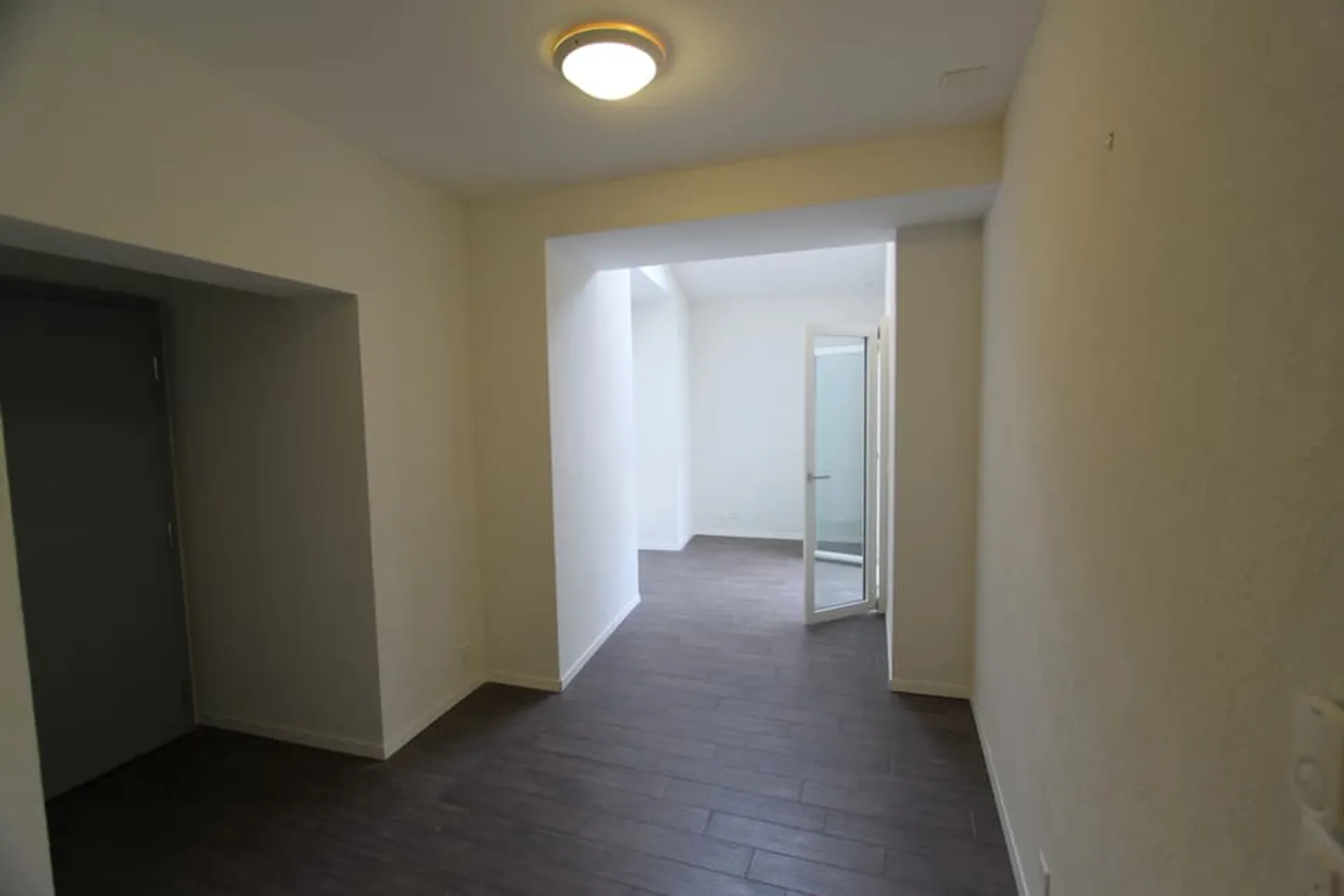 2.5 pièces et lumineux avec une loggia - Foto 2 von 8