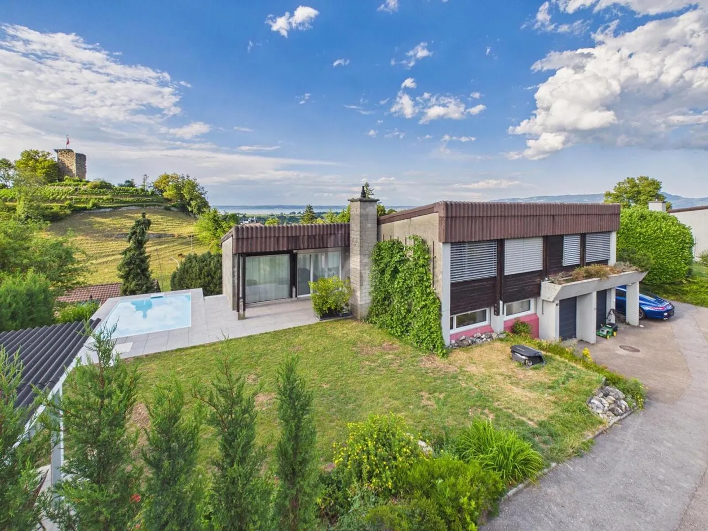 ENTIÈREMENT RÉNOVÉ AVEC JARDIN, PISCINE ET VUE PANORAMIQUE - Photo 5 sur 6