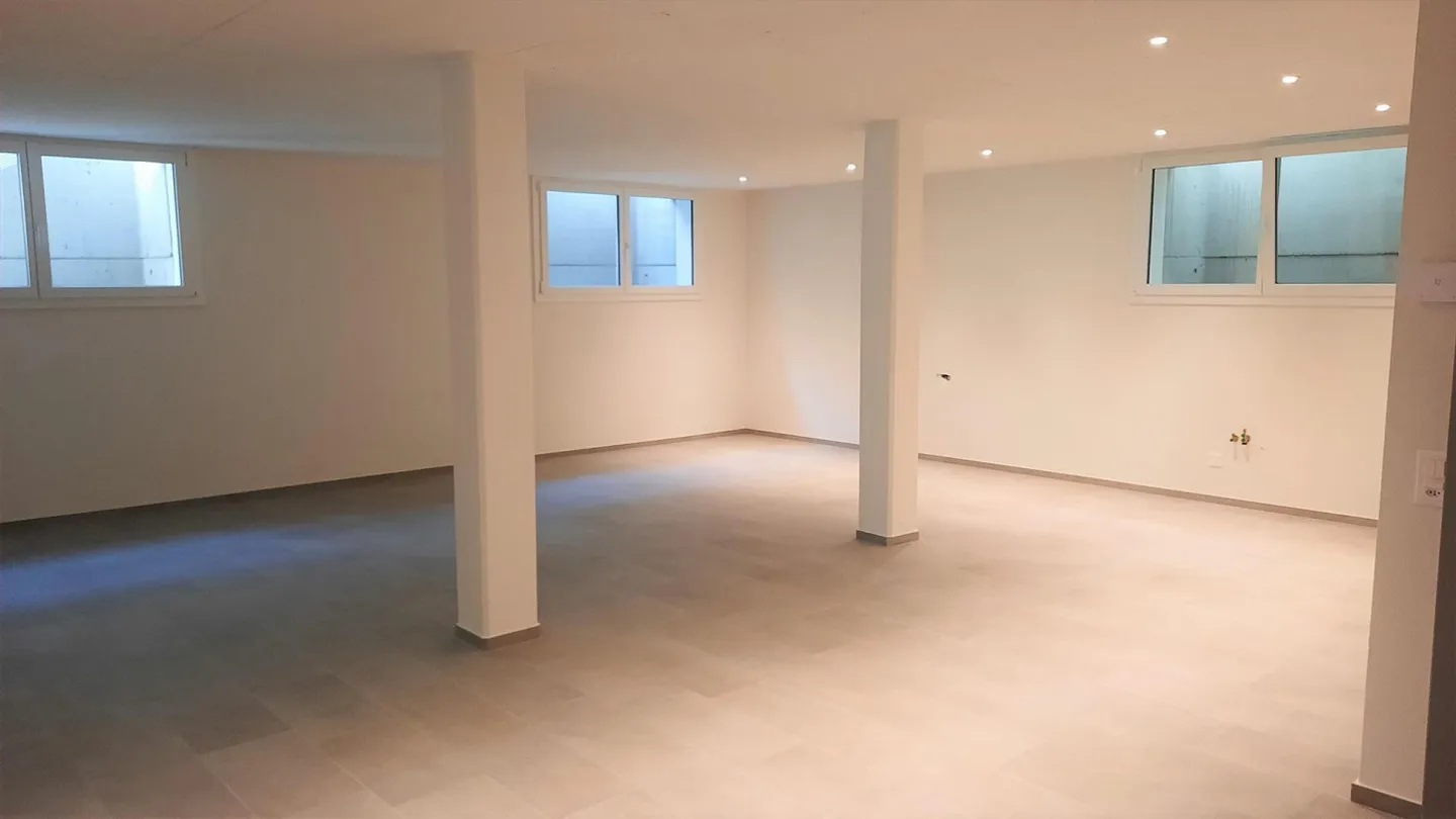 Lostallo, office with private service with shower - Photo 1 of 5