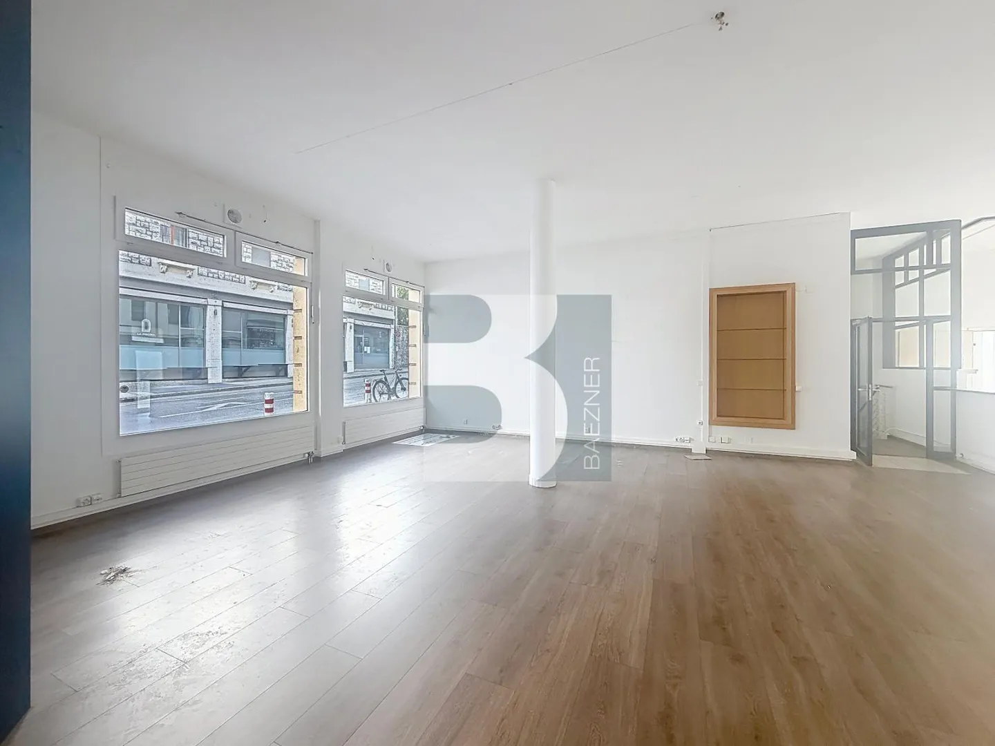 Espace Commercial Spacieux - Photo 2 sur 7