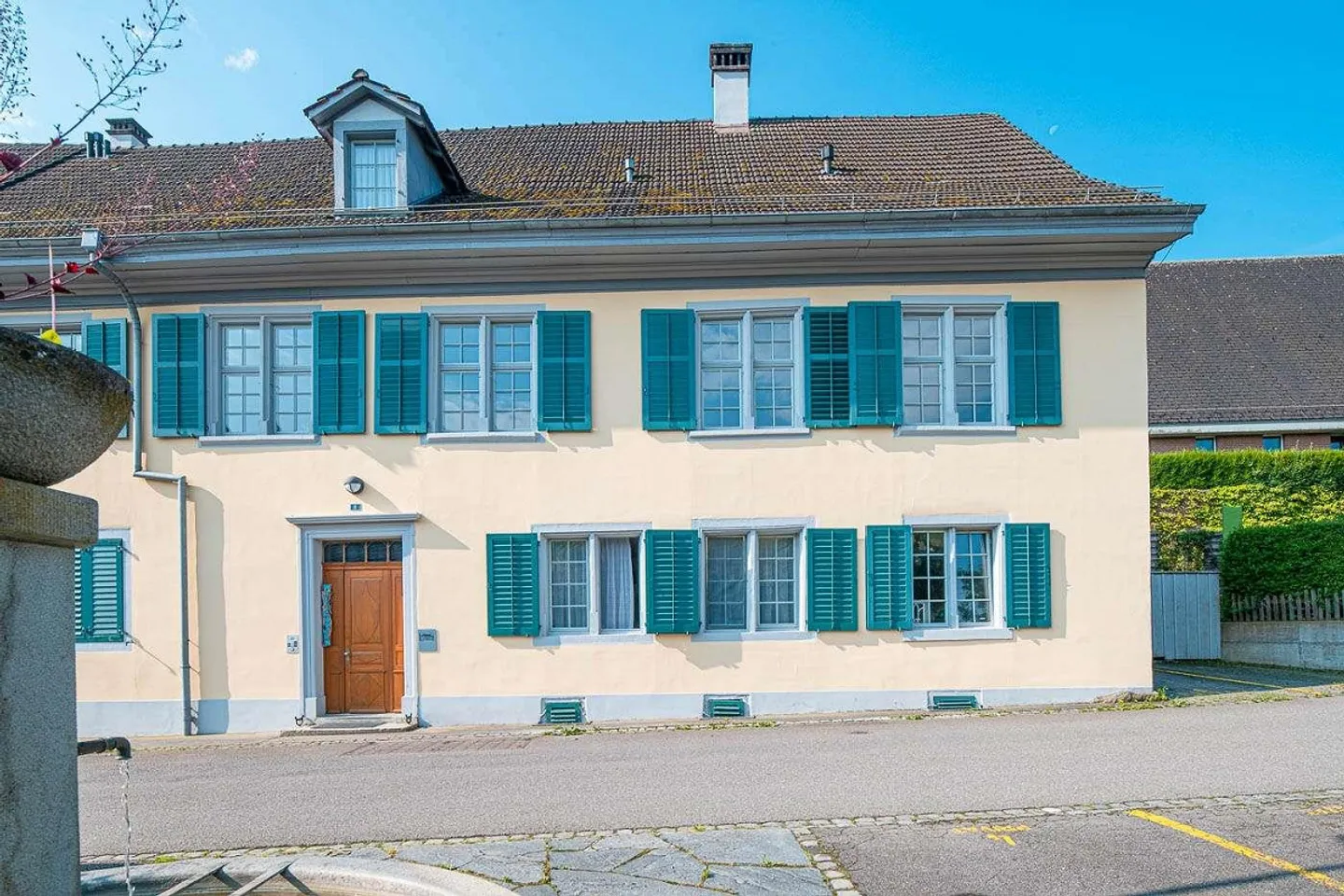 Charming 2.5-room apartment in a historic castle - Photo 1 of 7