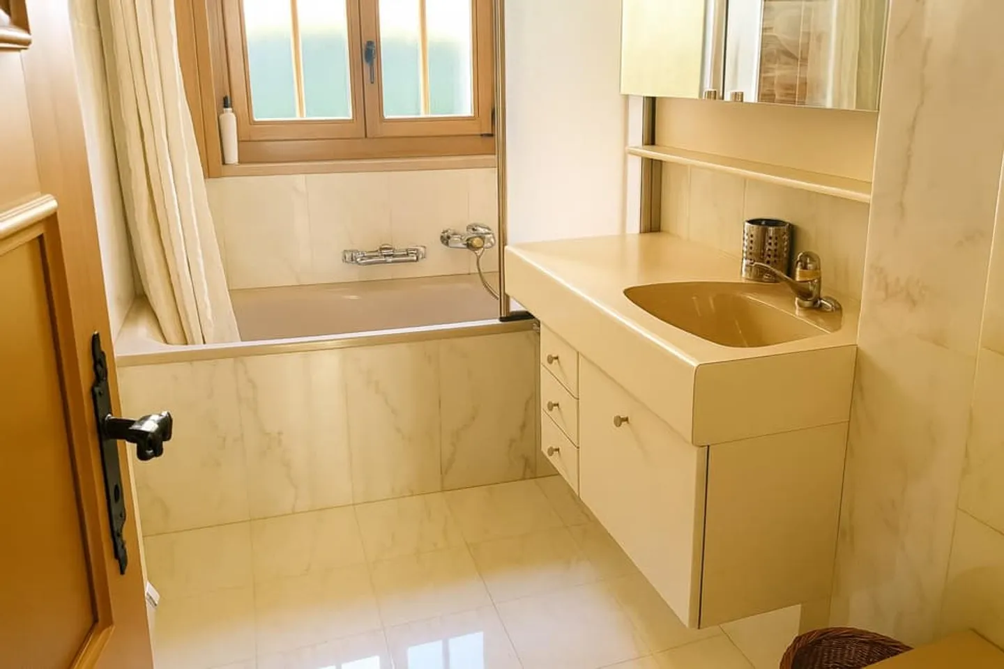 Beautiful garden-level apartment with stunning views. - Photo 8 of 13