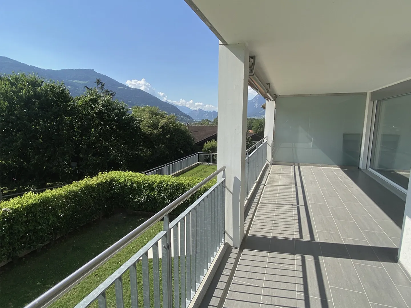 Quiet 4.5 Room Apartment with a View of the Calanda - Photo 2 of 7