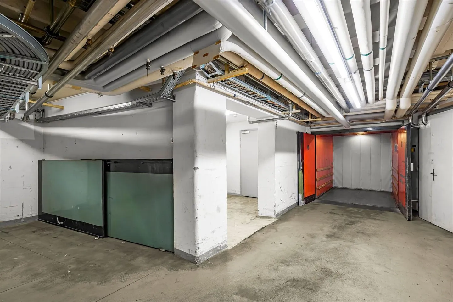 Commercial property with great development potential - Photo 9 of 13