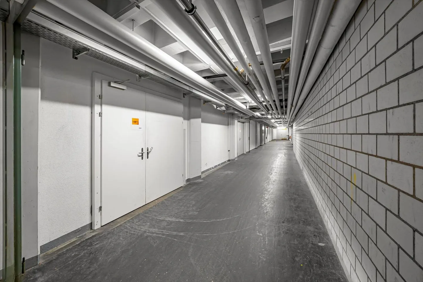 Commercial property with great development potential - Photo 11 of 13