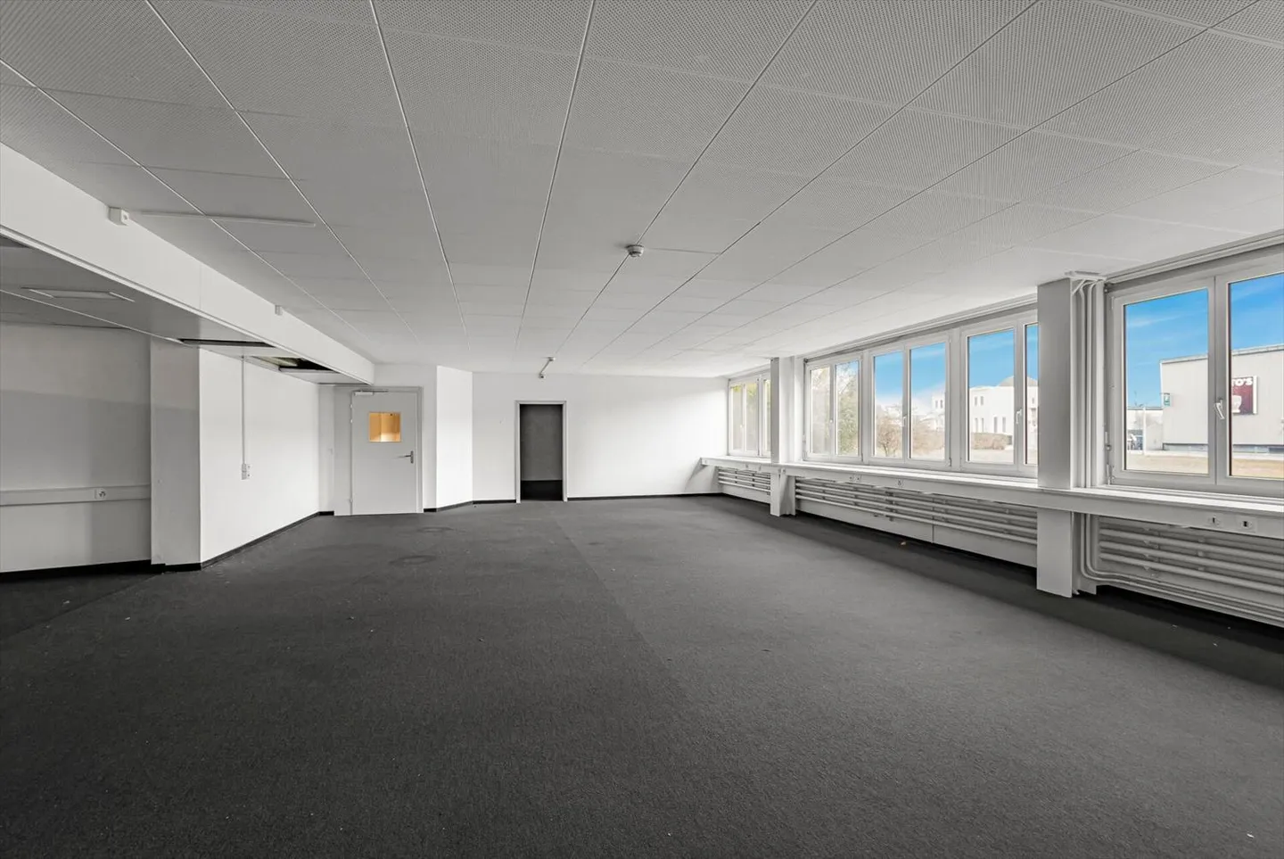 Commercial property with great development potential - Photo 6 of 13