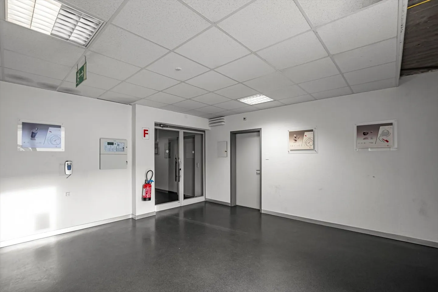 Commercial property with great development potential - Photo 7 of 13