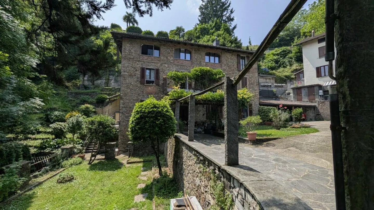 Historic residence in the greenery - A charming oasis just steps from the lake - Photo 2 of 4