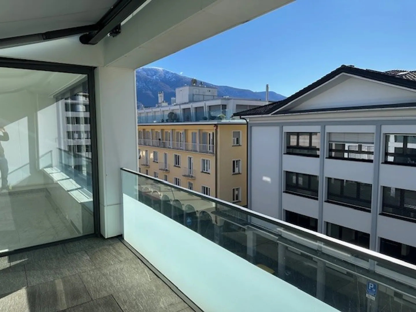 Charming 2-room penthouse apartment with lake view in Ascona - Photo 5 of 12