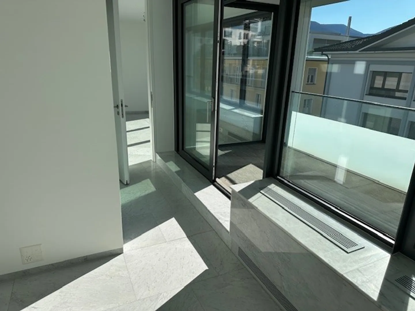 Charming 2-room penthouse apartment with lake view in Ascona - Photo 7 of 12