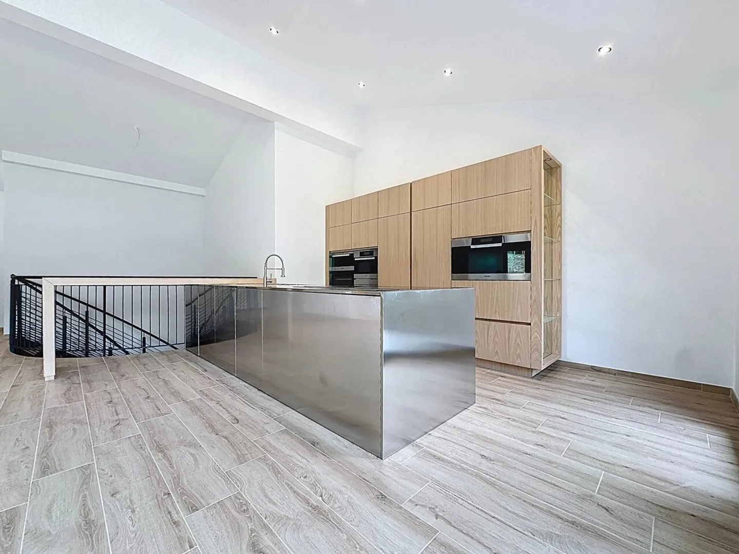 Exceptional chalet with panoramic mountain views - Photo 3 of 10