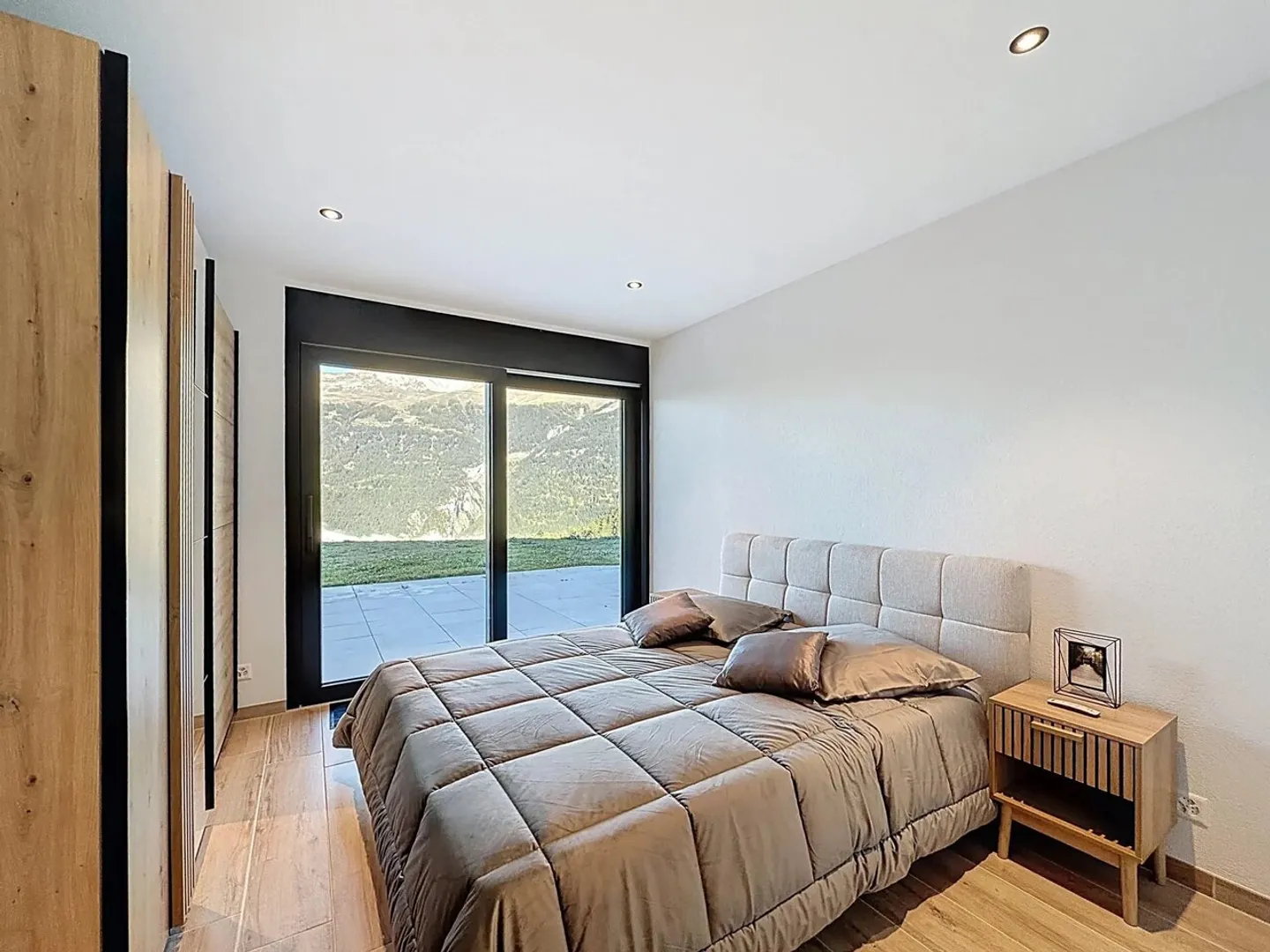 Exceptional chalet with panoramic mountain views - Photo 8 of 10