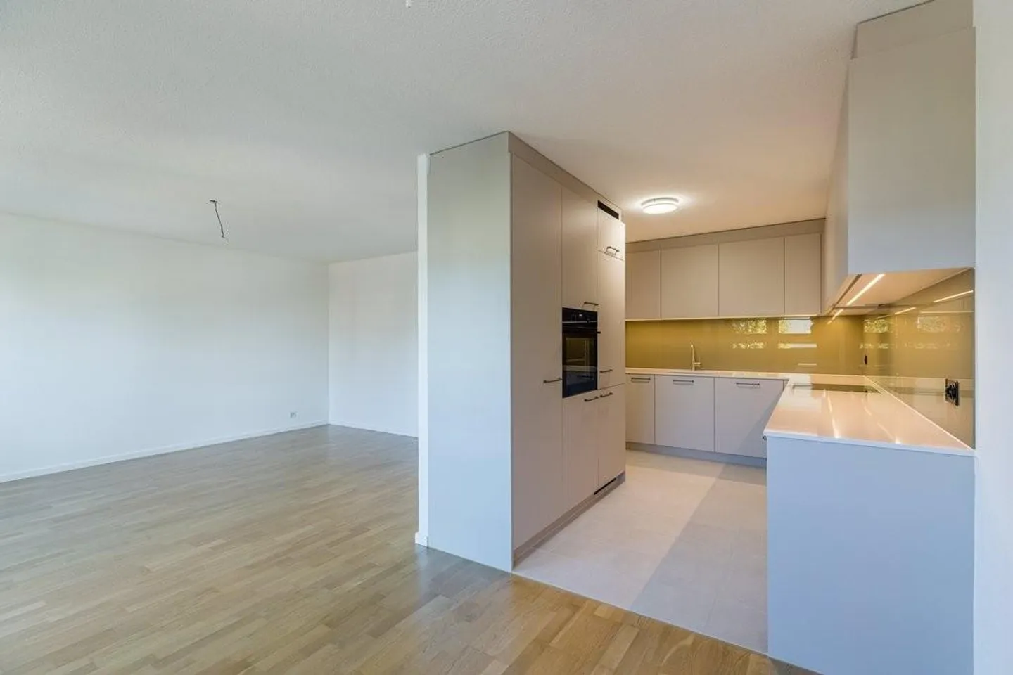 LOUER SANS CAUTION Appartement récemment rénové et situé au centre! - Photo 2 sur 8