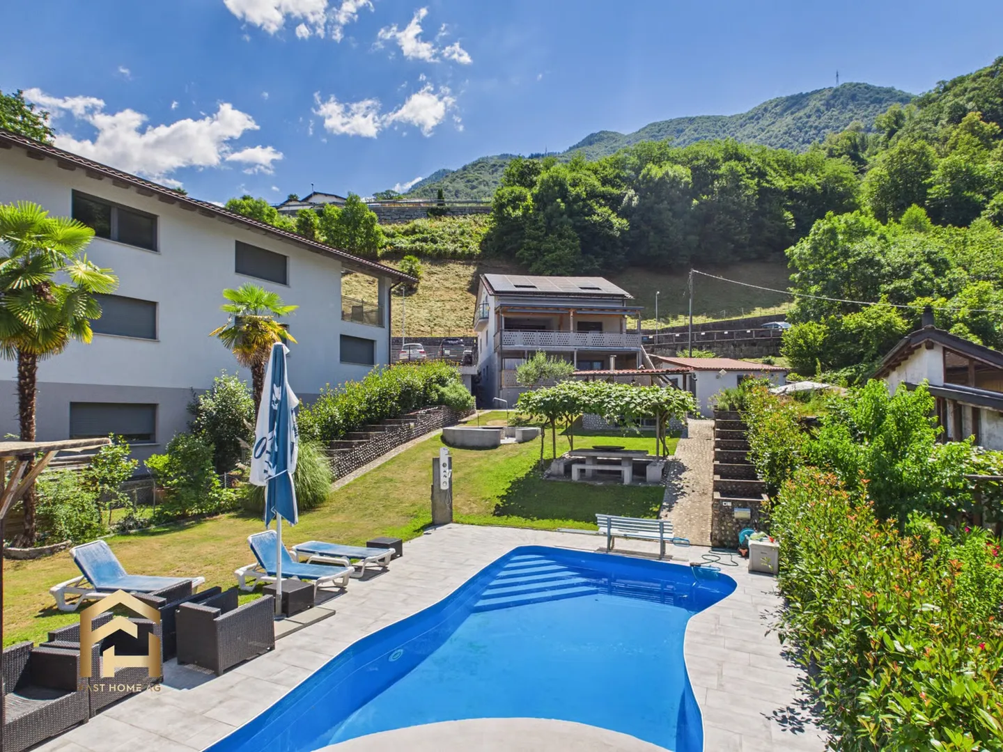 Una villa. Quattro unità abitative. Il tuo posto in loggia sopra il Lago Maggiore. - Foto 1 di 13