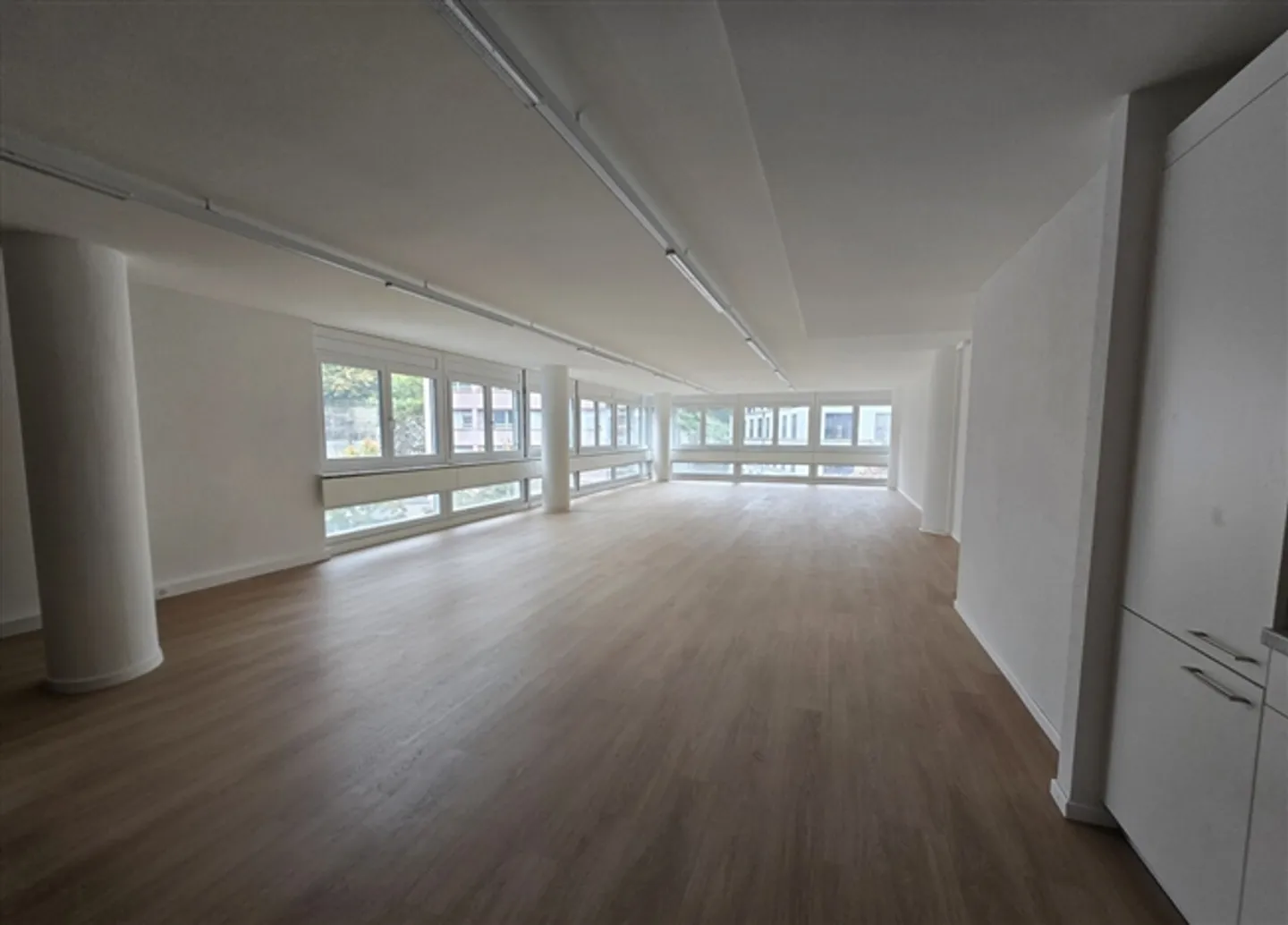 Renovated Office of 136m2 - Lausanne City Center - 2 Months Free - Photo 2 of 11