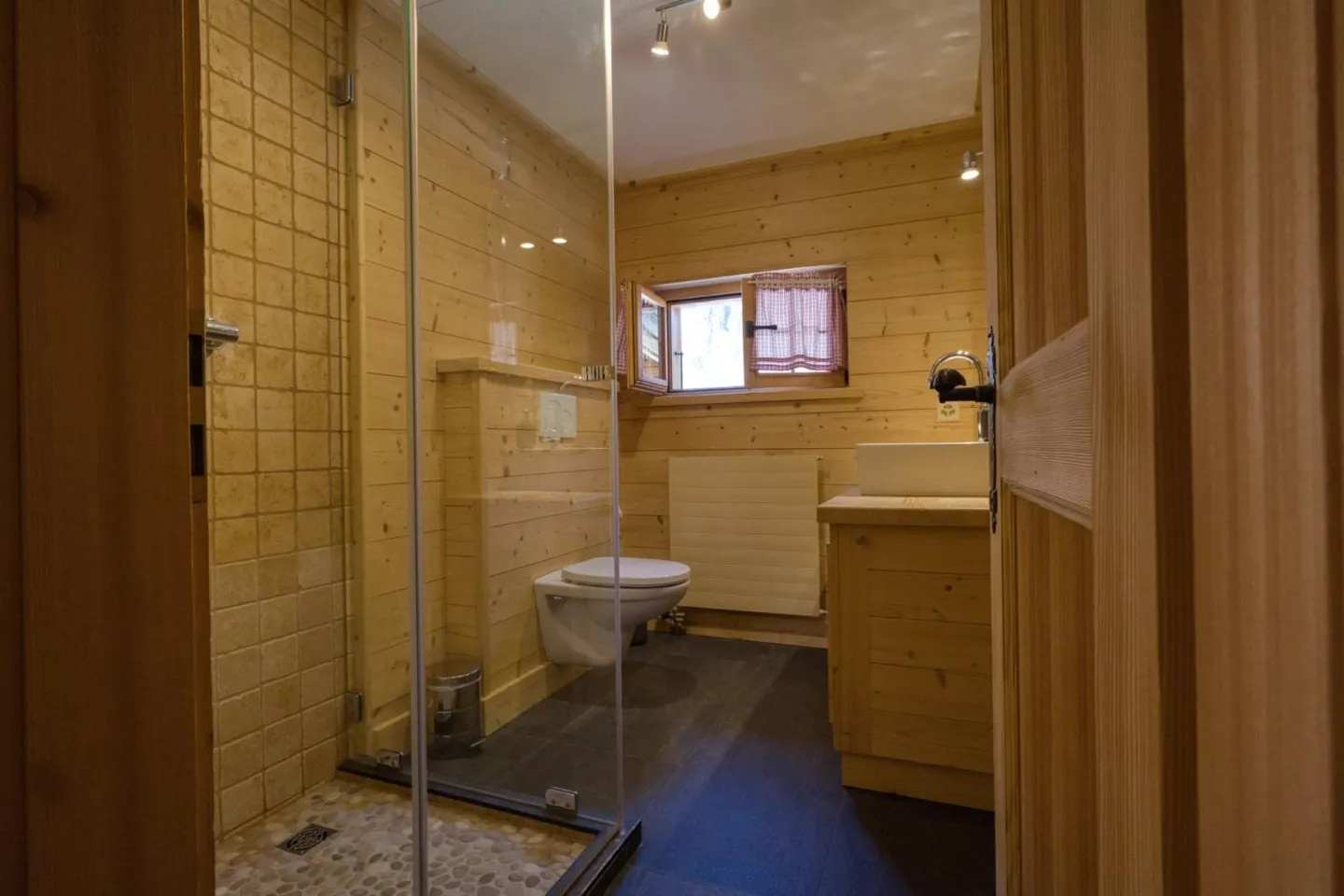 Magnificent furnished chalet between Gstaad and Lauenen - Photo 7 of 13