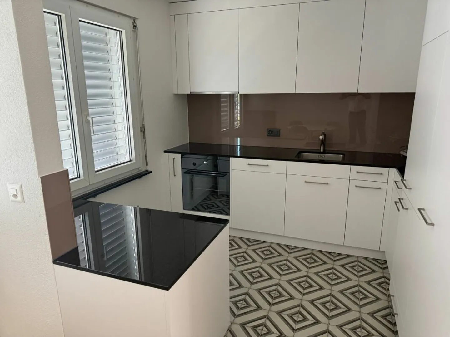 Neuwertige Wohnung (renoviert für CHF 115'000.-) mit Lift an ruhiger Lage - Foto 1 di 19