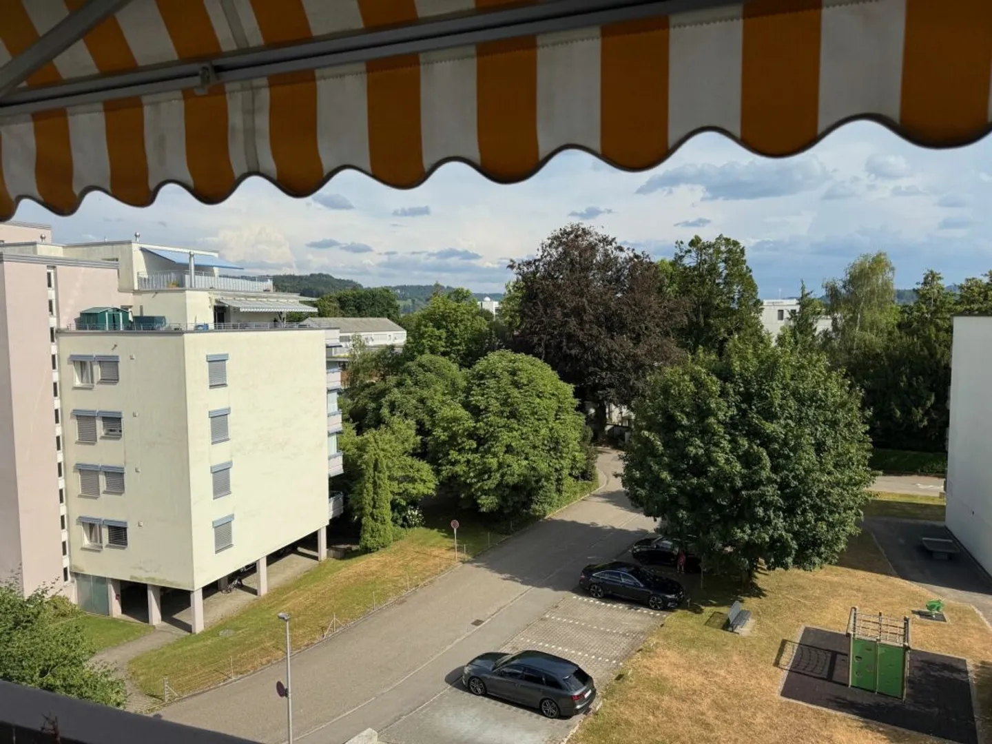 Neuwertige Wohnung (renoviert für CHF 115'000.-) mit Lift an ruhiger Lage - Foto 3 di 19
