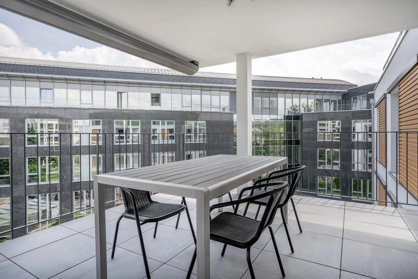 NOUVEAU BÂTIMENT 2024 – Appartement moderne et intelligent de 3,5 pièces au centre de Kloten - Photo 7 sur 11