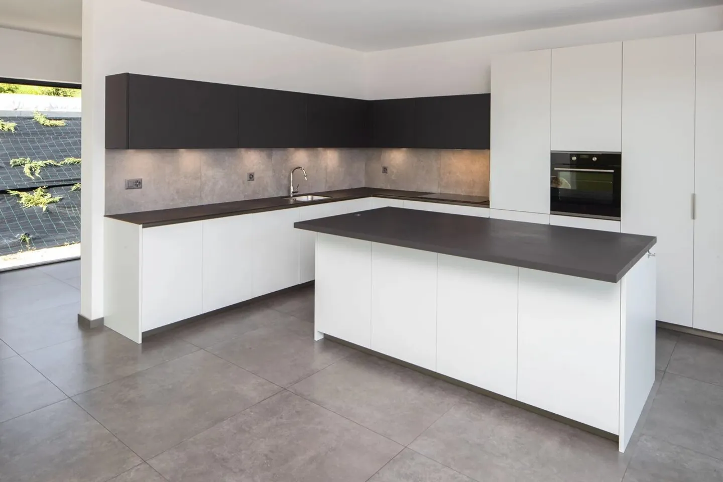 Exceptional contemporary villa with panoramic view of the Alps - Photo 3 of 10