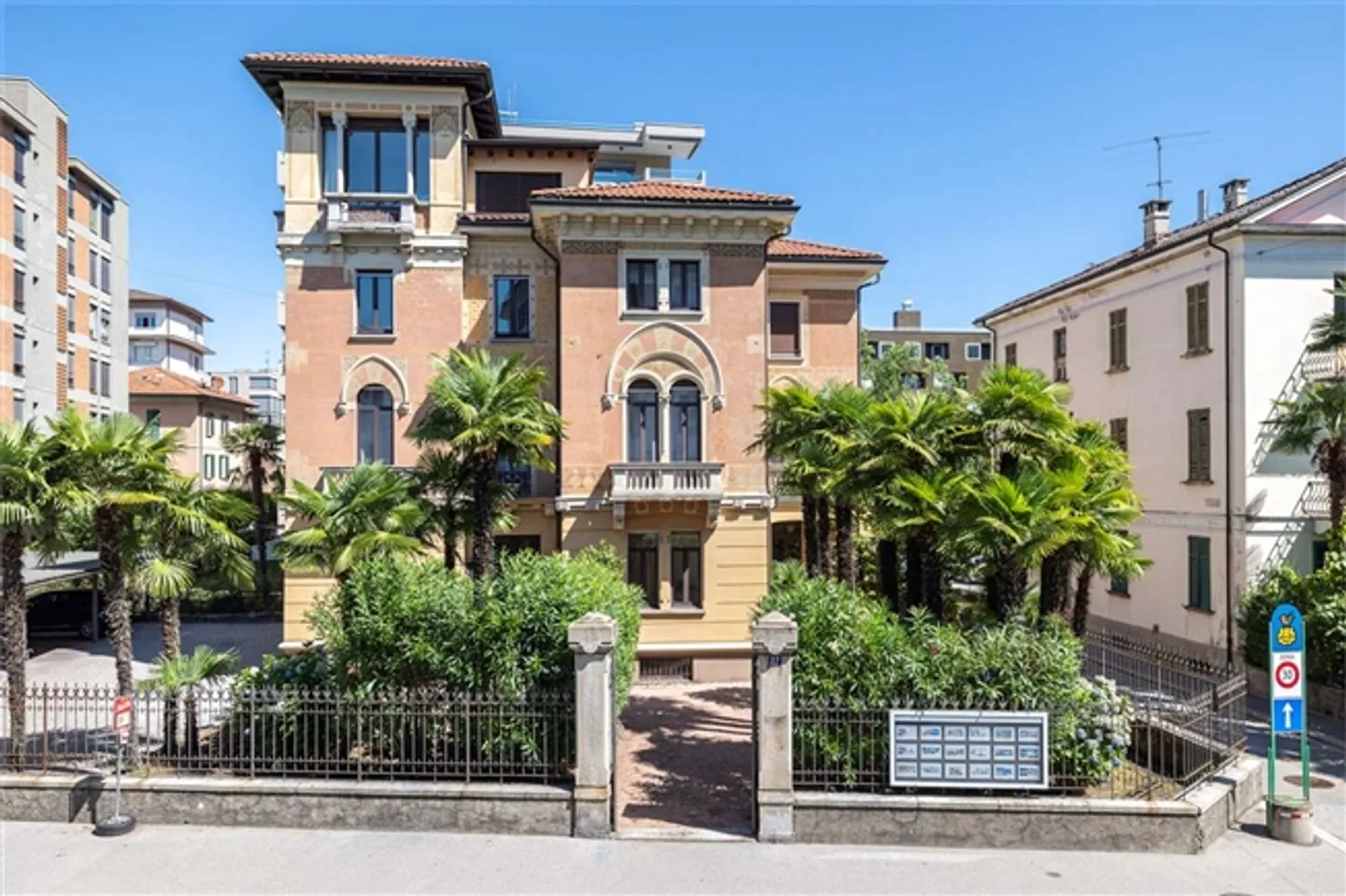 Bureaux élégants dans la Villa Liberty - Photo 2 sur 3