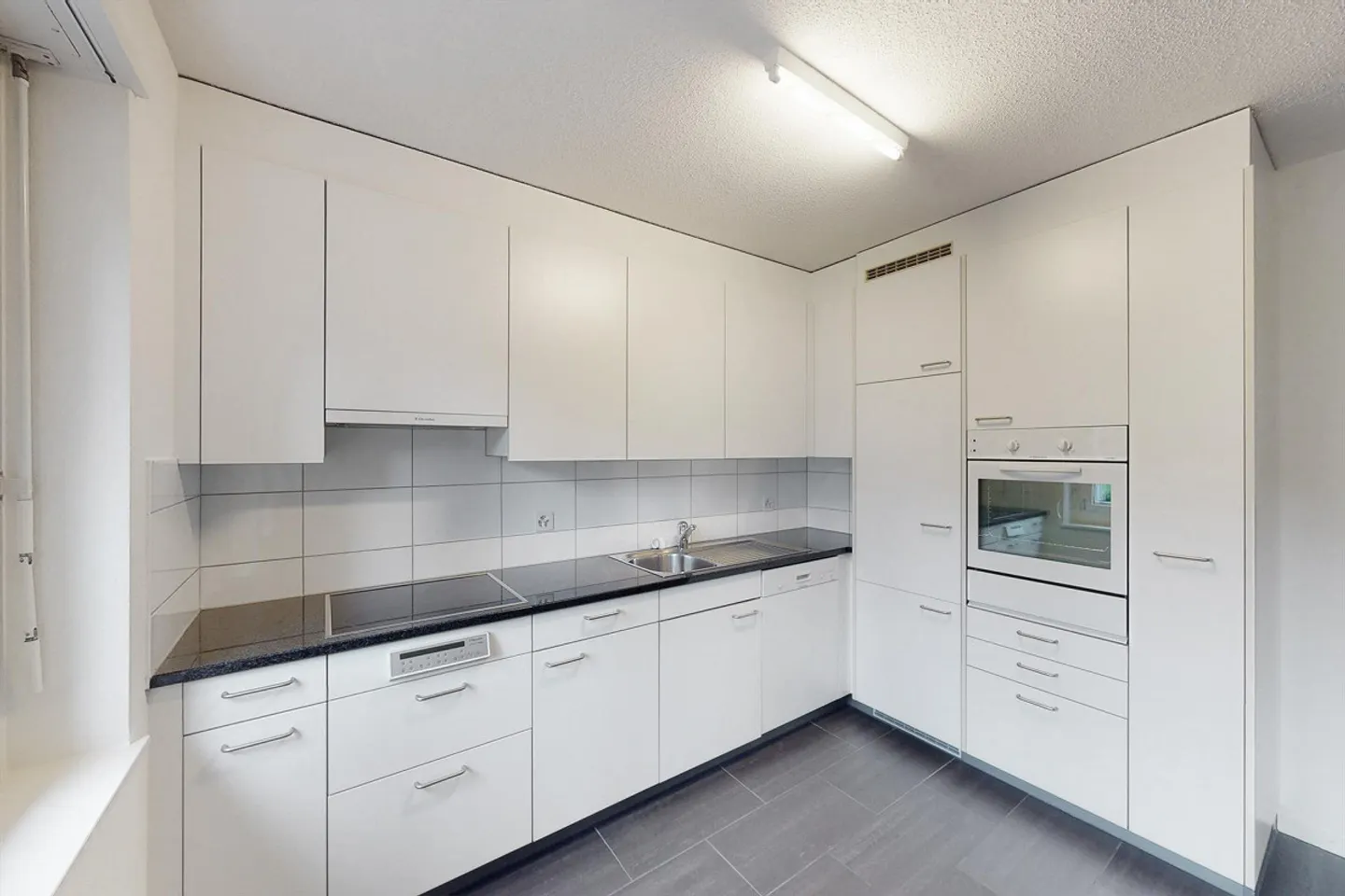 Spacious apartment in a quiet property limited until 31.03.2028 - Photo 2 of 13