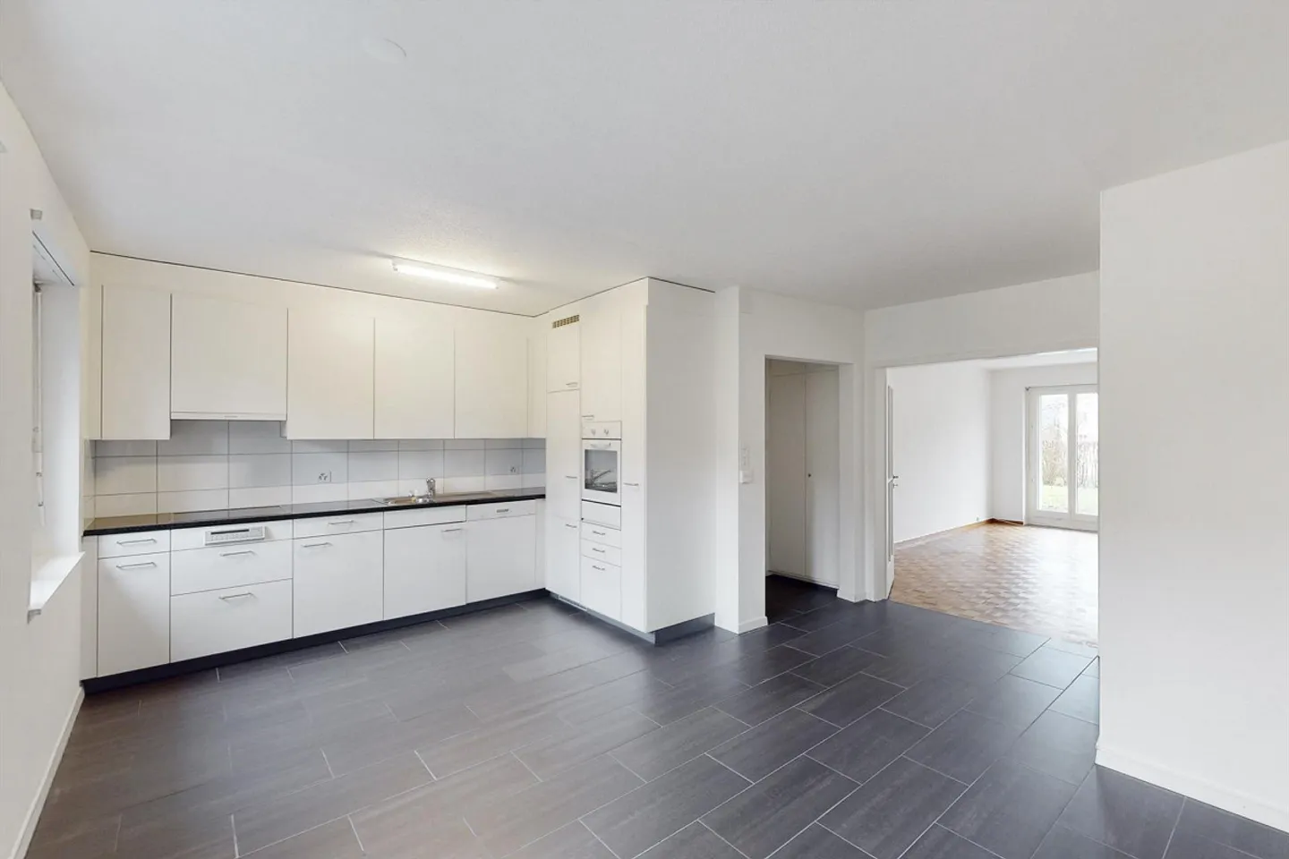Spacious apartment in a quiet property limited until 31.03.2028 - Photo 3 of 13