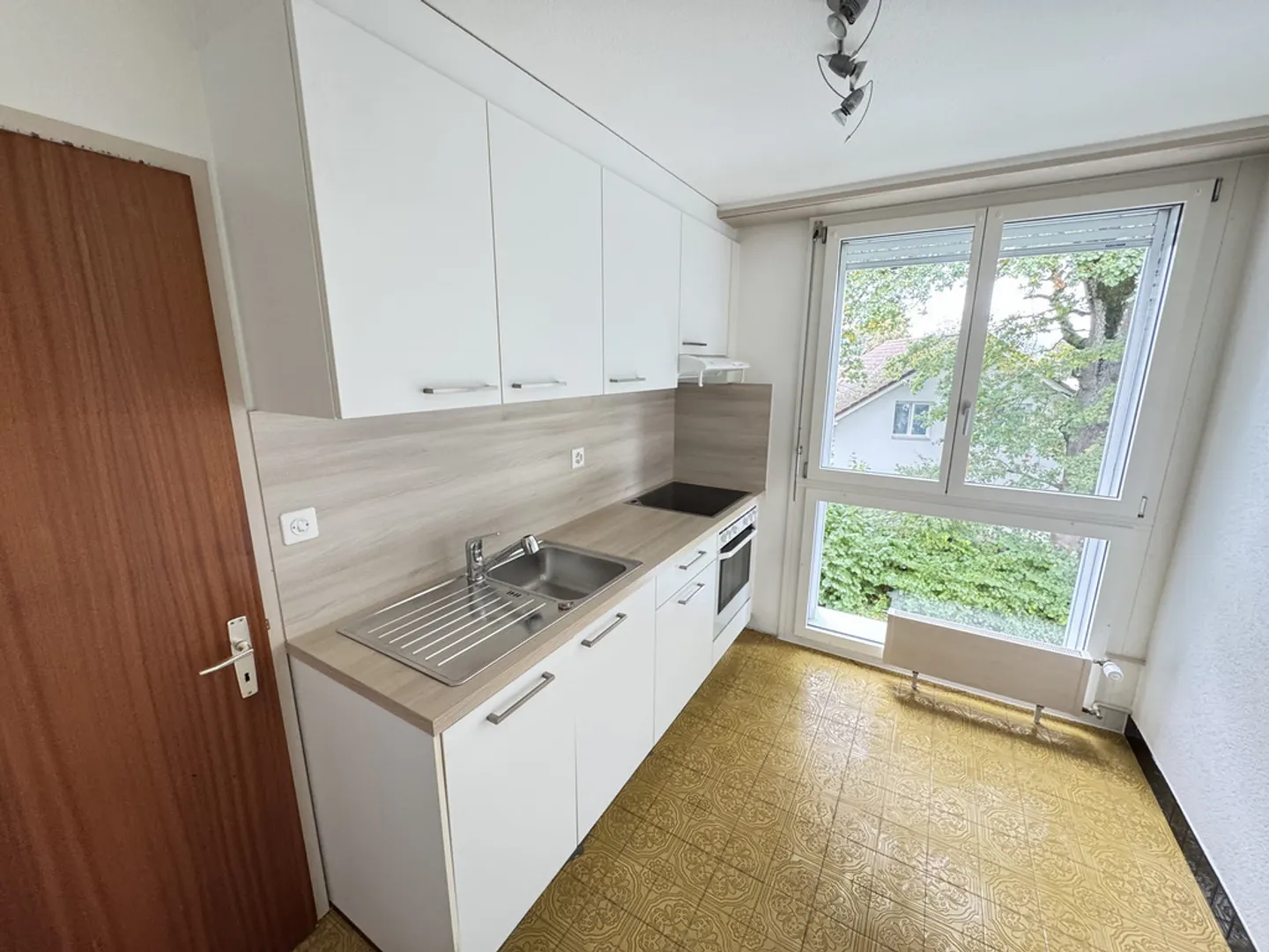 Charming Apartment with Garden - Photo 5 of 11