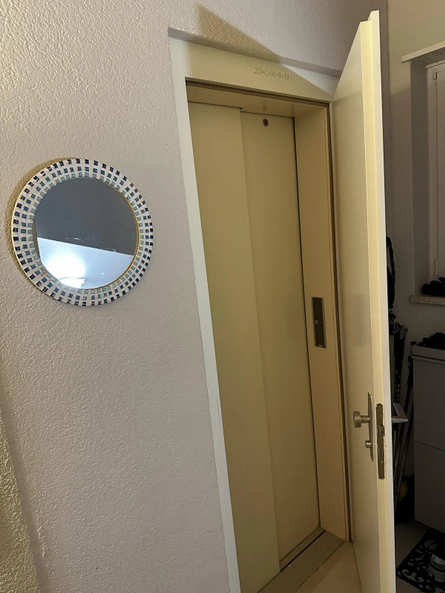 Exclusive 6.5-Room Penthouse Apartment with Stunning Mountain and Lake Views - Photo 6 of 9