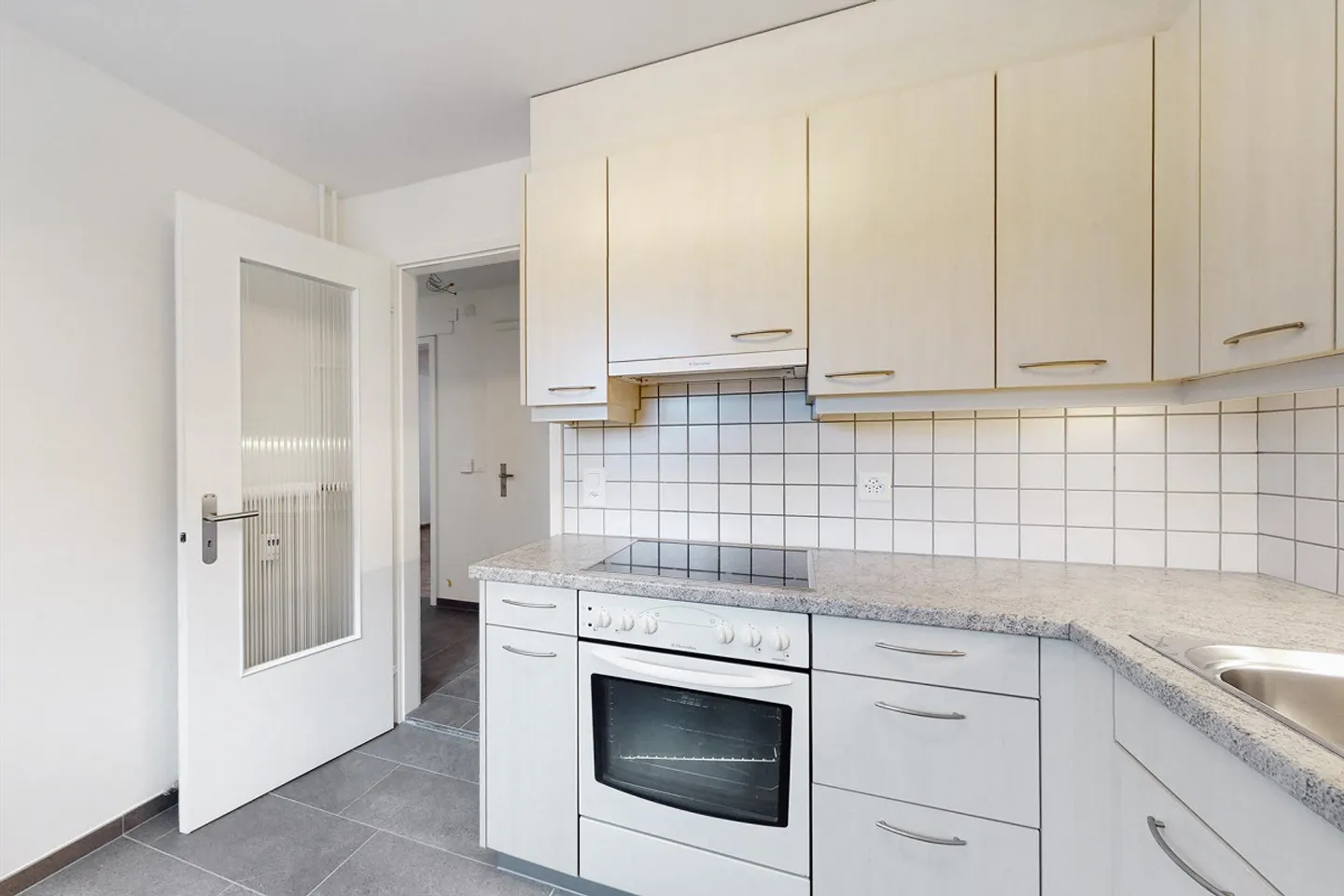 RENT WITHOUT DEPOSIT - Small but fine! - Photo 2 of 9