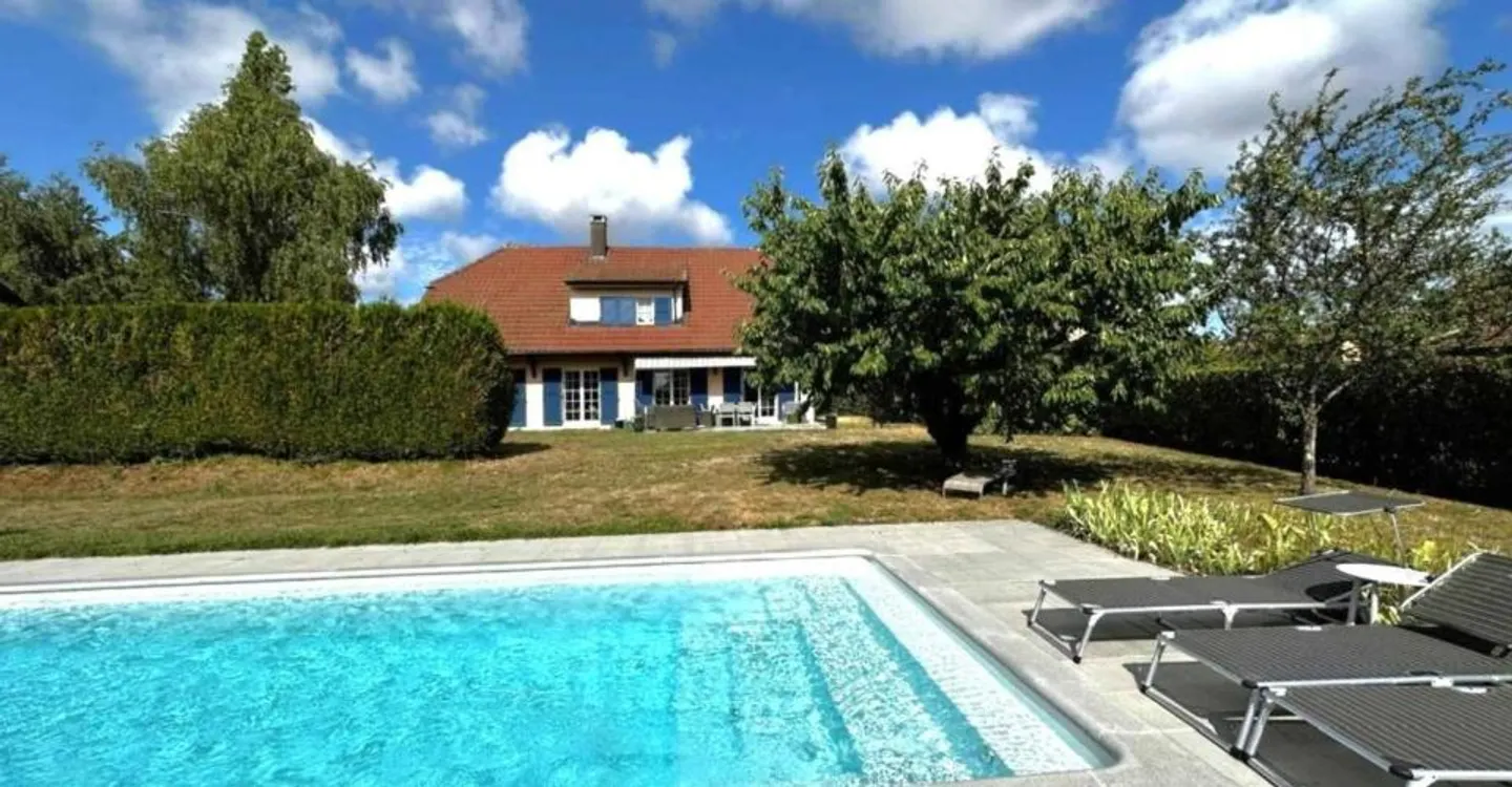 Exklusivität: Einfamilienhaus mit 7,5 Zimmern Schöner Garten mit Pool - Foto 1 von 11