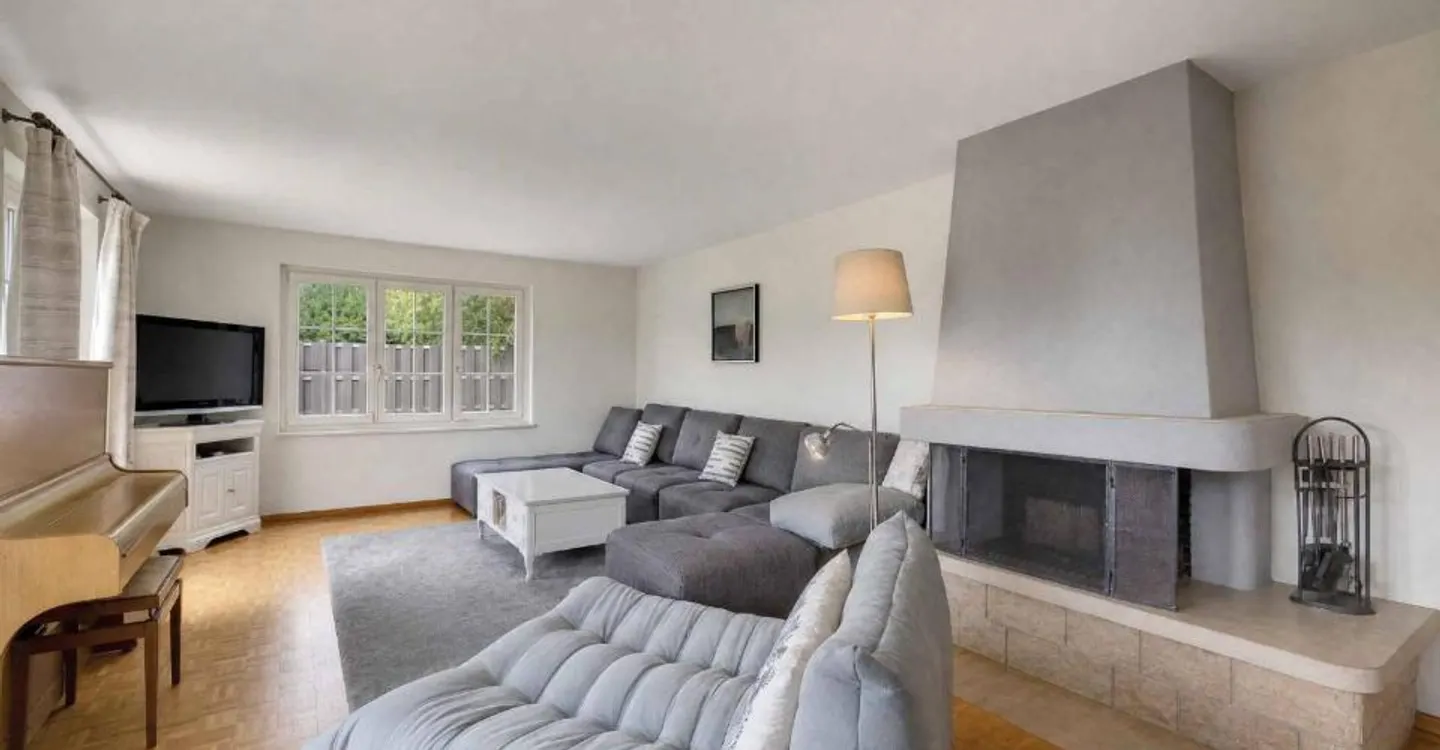 Exklusivität: Einfamilienhaus mit 7,5 Zimmern Schöner Garten mit Pool - Foto 2 von 11