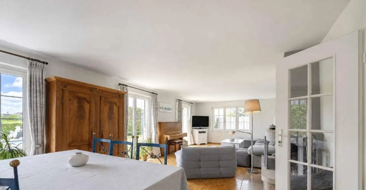 Exklusivität: Einfamilienhaus mit 7,5 Zimmern Schöner Garten mit Pool - Foto 3 von 11