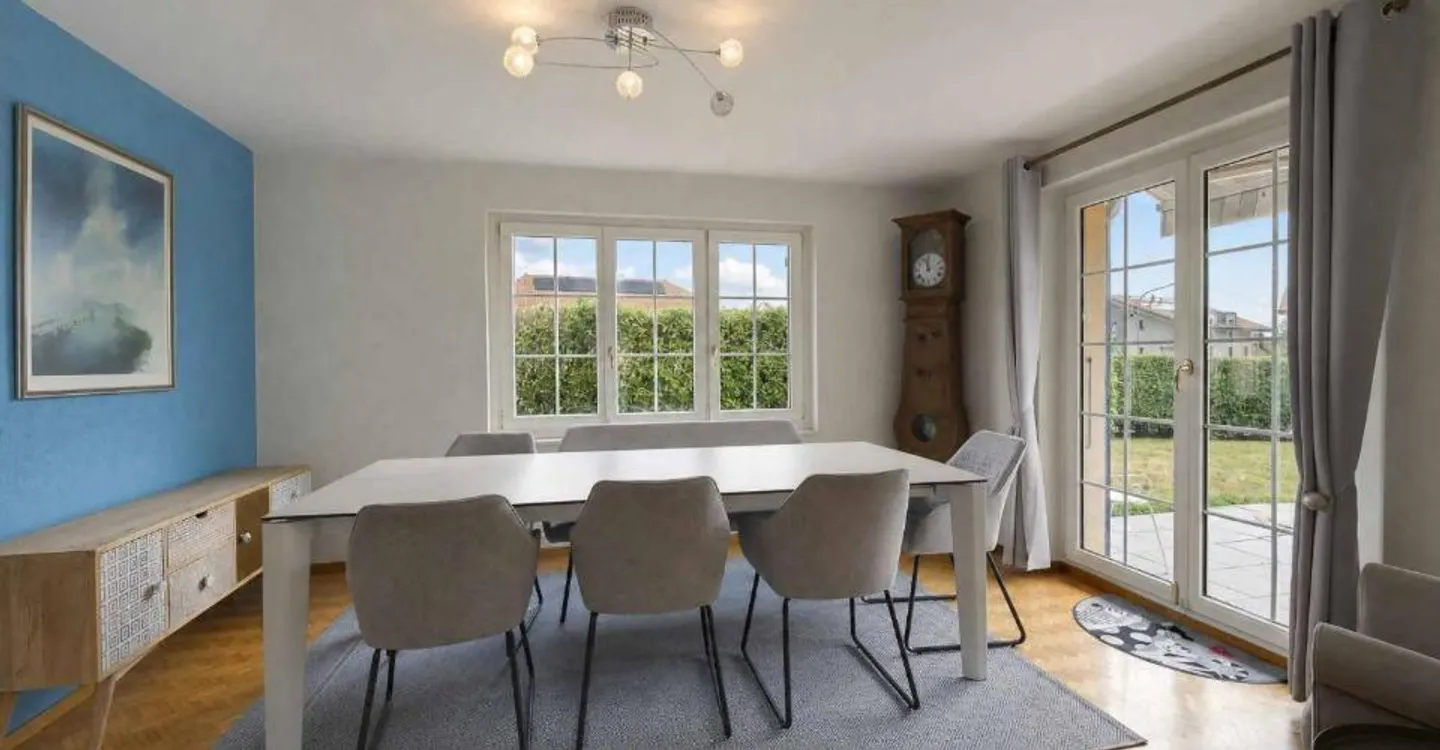 Exklusivität: Einfamilienhaus mit 7,5 Zimmern Schöner Garten mit Pool - Foto 4 von 11
