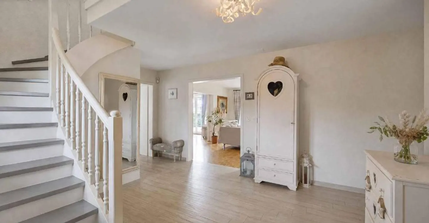 Exklusivität: Einfamilienhaus mit 7,5 Zimmern Schöner Garten mit Pool - Foto 6 von 11
