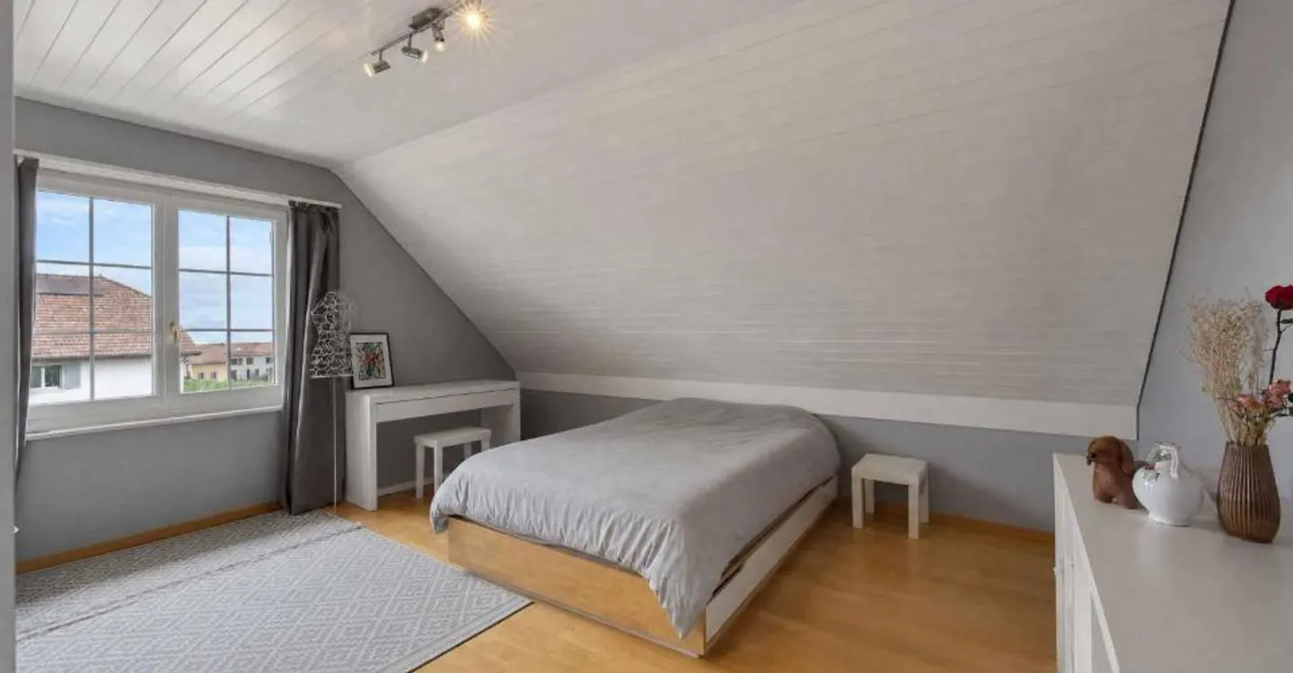Exklusivität: Einfamilienhaus mit 7,5 Zimmern Schöner Garten mit Pool - Foto 7 von 11
