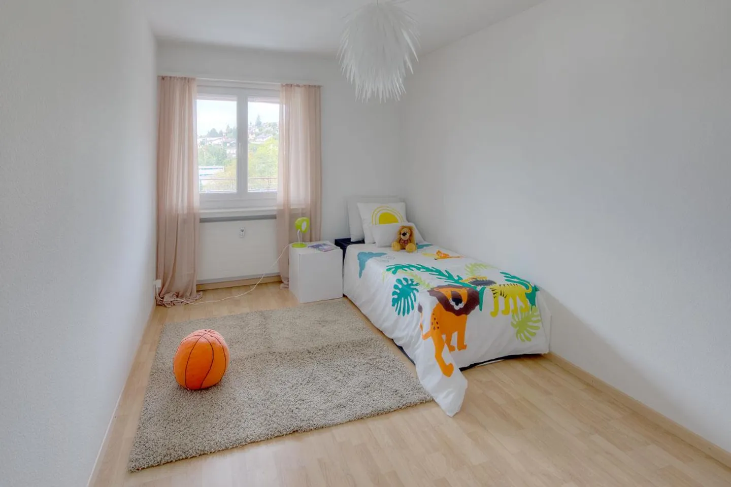 Plenty of space for your dream! - Photo 8 of 13