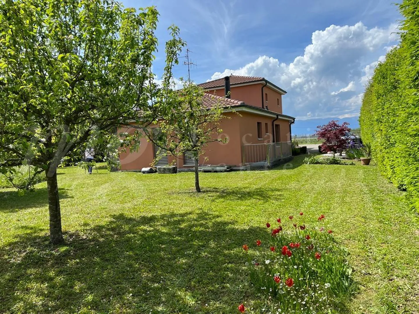 Very nice detached house of 250 m2 living space with large garden of 1100 m2 - Photo 1 of 9