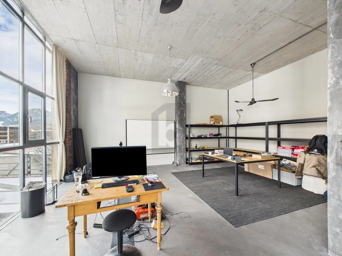 DESIGN UNIQUE POUR UN ENVIRONNEMENT DE TRAVAIL CRÉATIF - Photo 2 sur 5