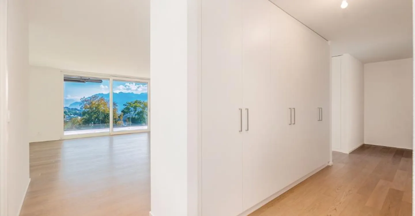 Spacious 5.5-room apartment with large terrace and lake view - Photo 7 of 10