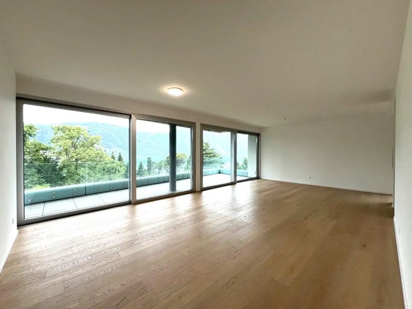 UN VERO AFFARE !!! APPARTAMENTO 4.5 LOCALI SOLEGGIATO CON VISTA LAG... - Foto 3 di 13