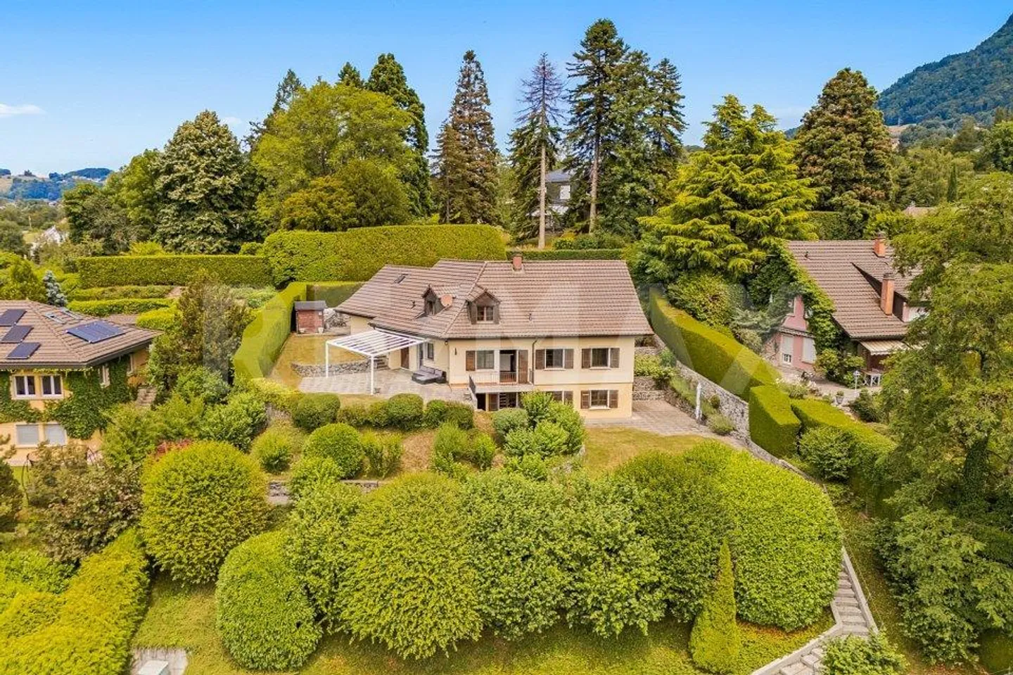 Am See: geräumige Villa mit 7,5 Zimmern und 320 m² - Foto 2 von 13