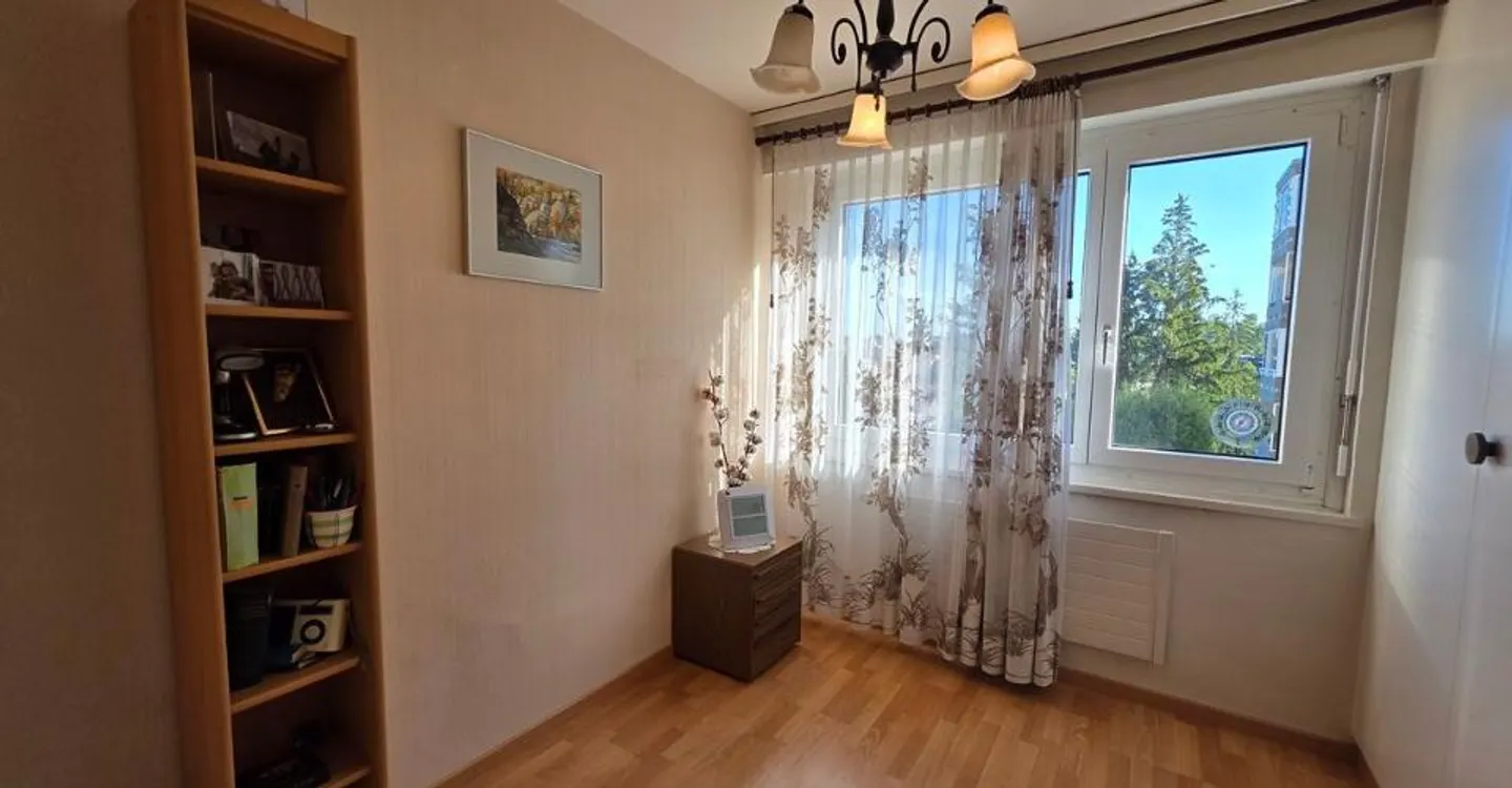 Geräumige 4,5-Zimmer-Wohnung mit 1 Garagenbox - Foto 5 von 9