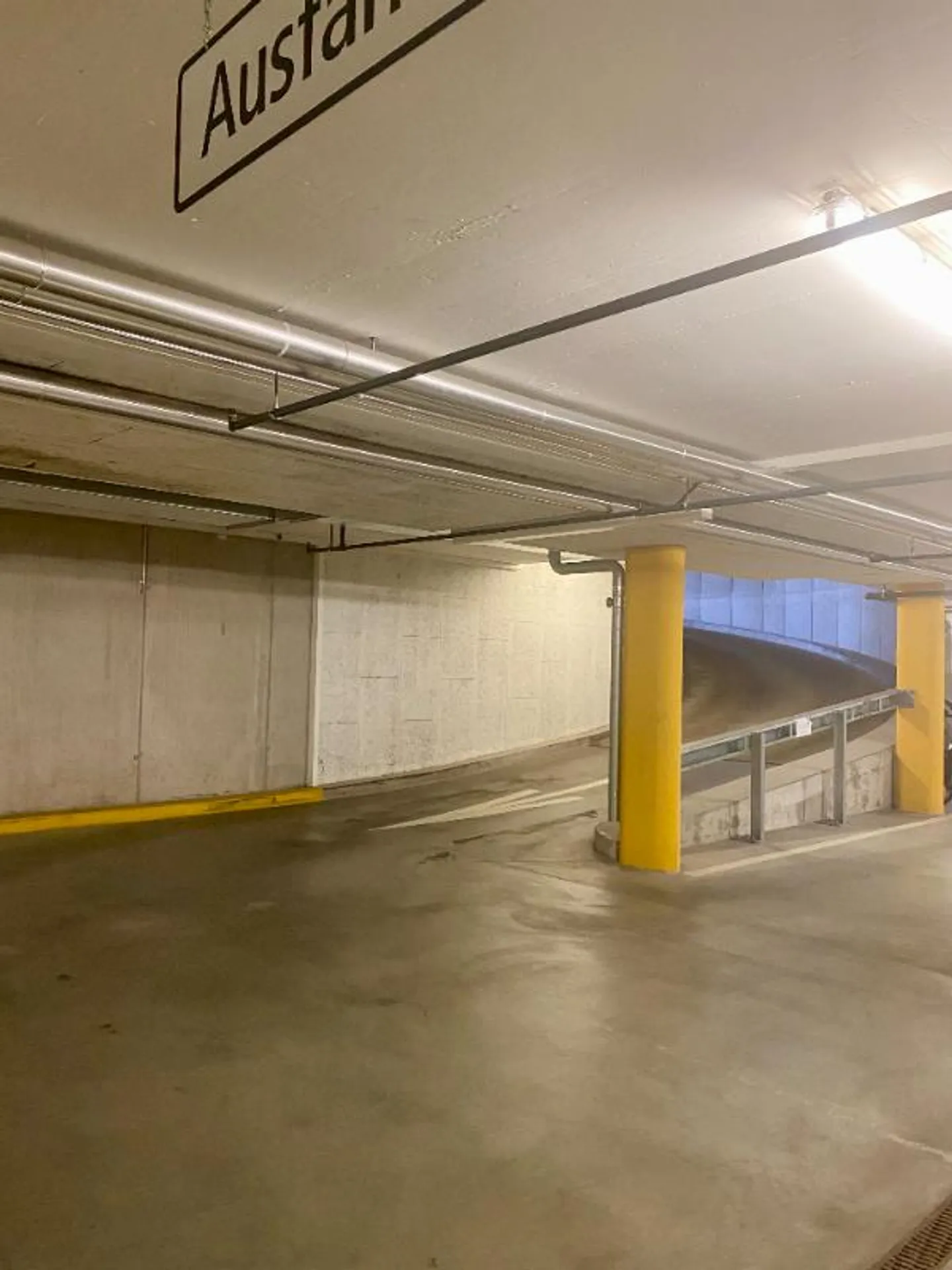 Garage souterrain - Photo 2 sur 2